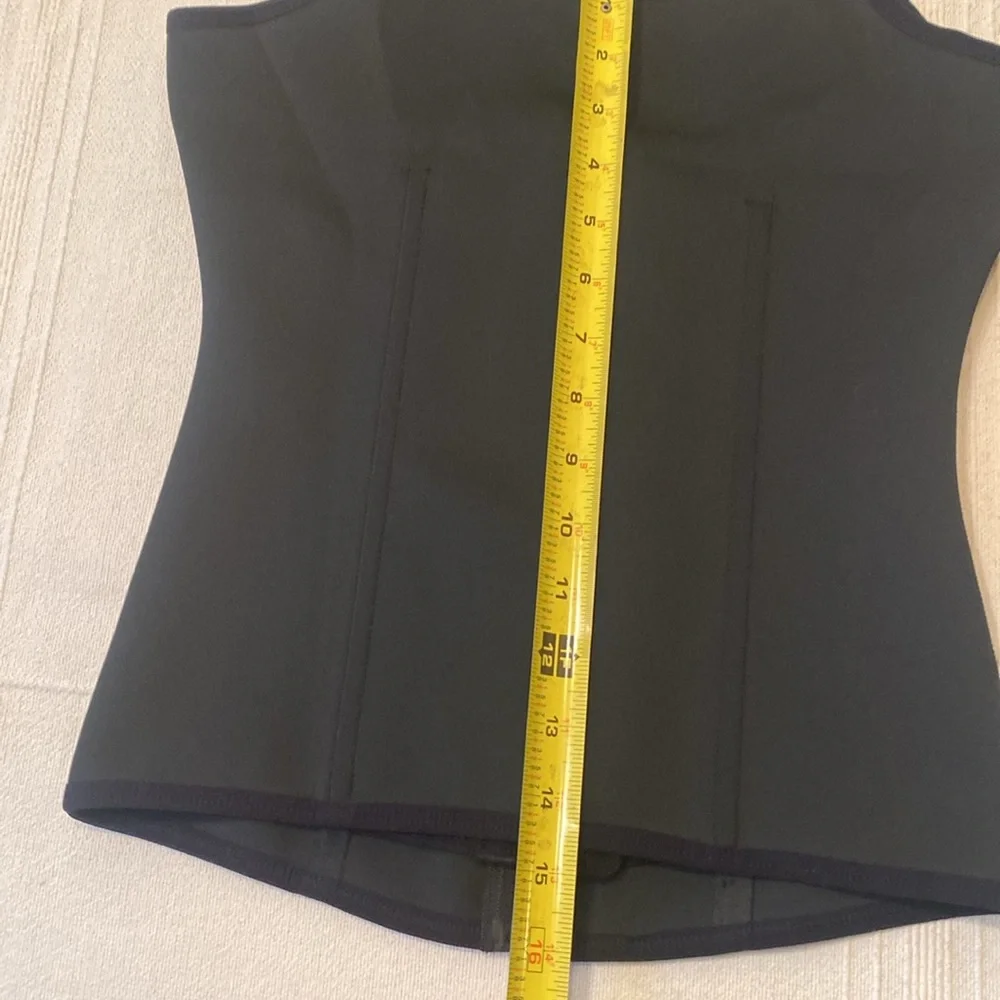 Black Shapewear adjustable straps and zipper back with 3 rows of eyelet hooks. - Picture 11 of 11